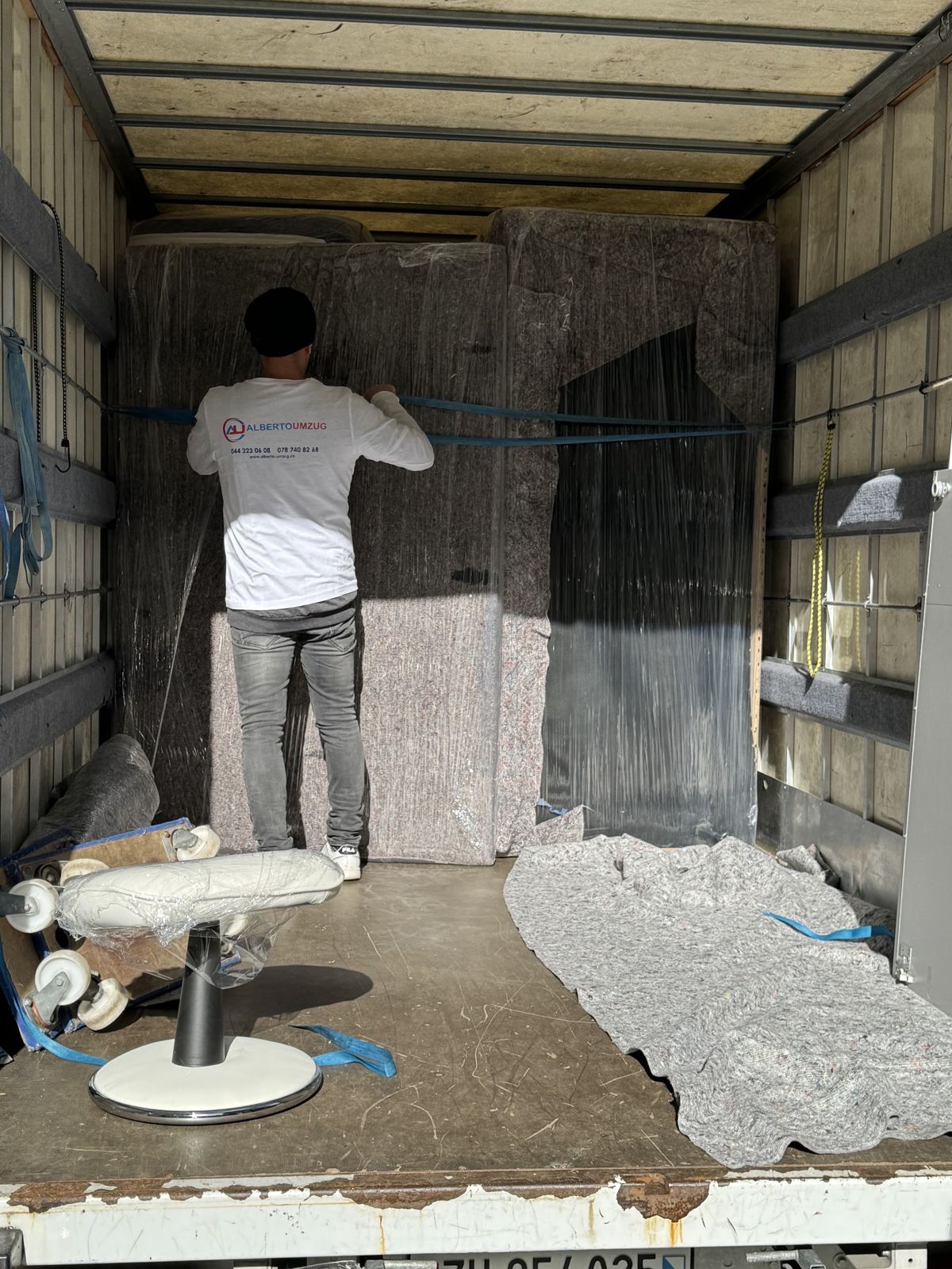 Möbel im Laderaum, mit Decken und Spanngurten gesichert